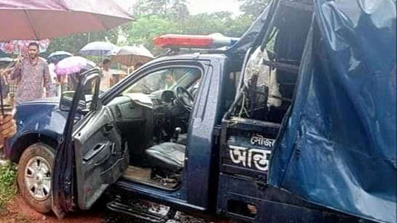 ট্রেন দুর্ঘটনায় ৩ পুলিশ সদস্য নিহত ট্রেন দুর্ঘটনায় ৩ পুলিশ সদস্য নিহত
