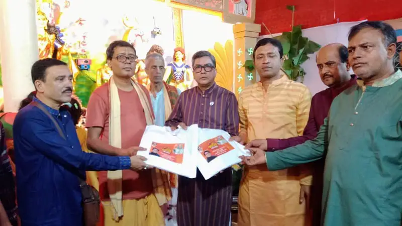 পিরোজপুরে প্রধানমন্ত্রীর উপহার পেলেন মন্দীরের পুরোহিতরা পিরোজপুরে প্রধানমন্ত্রীর উপহার পেলেন মন্দীরের পুরোহিতরা