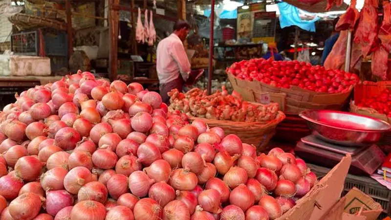 আমদানি বন্ধ হবে শুনেই চড়া দামে পেঁয়াজ বিক্রি 