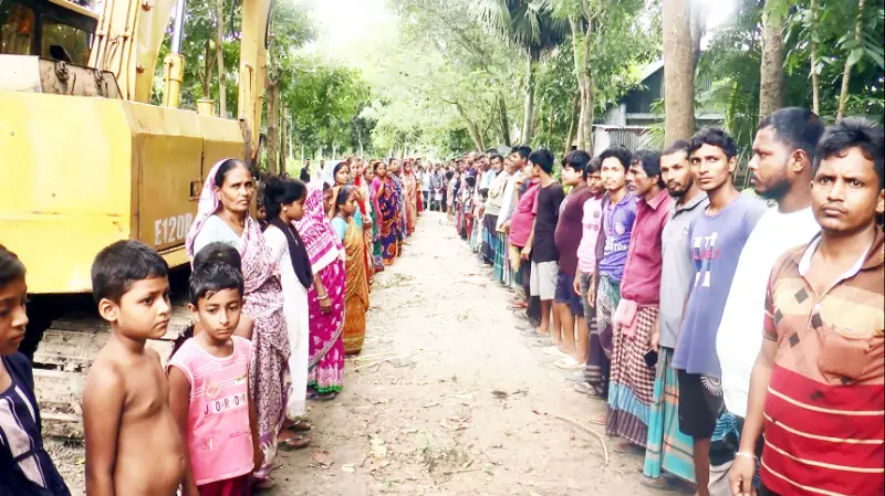 জমি ও রাস্তা কাটার প্রতিবাদে মানববন্ধন জমি ও রাস্তা কাটার প্রতিবাদে মানববন্ধন