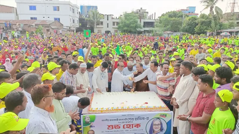 ৭৭ পাউন্ড কেক কেটে প্রধানমন্ত্রীর জন্মদিন পালন ৭৭ পাউন্ড কেক কেটে প্রধানমন্ত্রীর জন্মদিন পালন