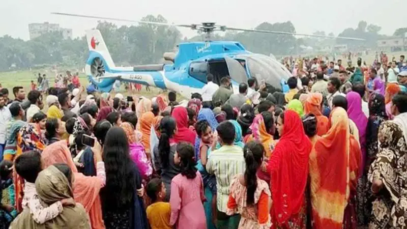 মায়ের ইচ্ছায় হেলিকপ্টারে বউ আনলেন প্রবাসী মায়ের ইচ্ছায় হেলিকপ্টারে বউ আনলেন প্রবাসী