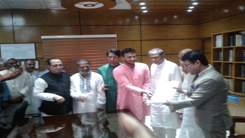 মাগুরায় সাকিব আল হাসানের মনোনয়ন পত্র দাখিল মাগুরায় সাকিব আল হাসানের মনোনয়ন পত্র দাখিল