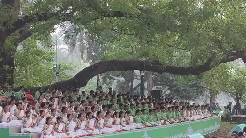 আজ পয়লা বৈশাখ, রমনার বটমূলে সুরের মুর্ছনায় বর্ষবরণ আজ পয়লা বৈশাখ, রমনার বটমূলে সুরের মুর্ছনায় বর্ষবরণ