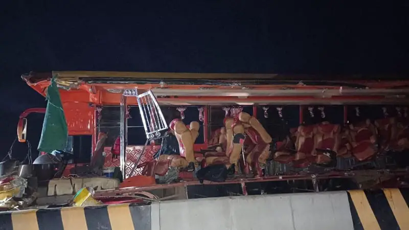 বঙ্গবন্ধু এক্সপ্রেসওয়েতে ট্রাকে বাসের ধাক্কায় নিহত ৩, আহত ১২ বঙ্গবন্ধু এক্সপ্রেসওয়েতে ট্রাকে বাসের ধাক্কায় নিহত ৩, আহত ১২
