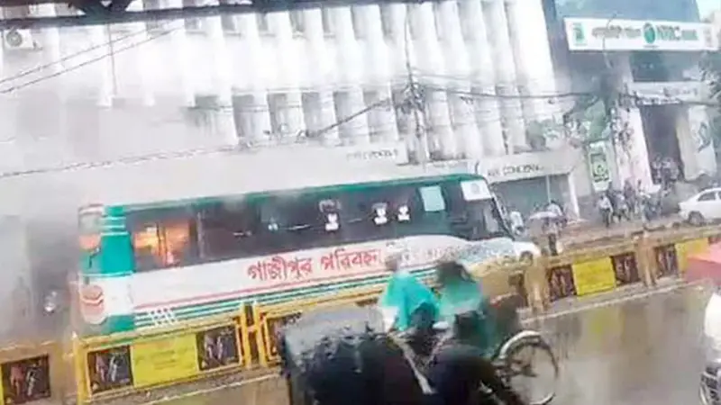 মতিঝিলে যাত্রীবাহী বাসে আগুন মতিঝিলে যাত্রীবাহী বাসে আগুন