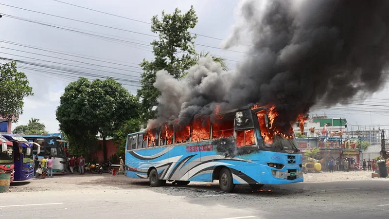 তফসিলের পর ট্রেনসহ ১২ গাড়িতে আগুন তফসিলের পর ট্রেনসহ ১২ গাড়িতে আগুন
