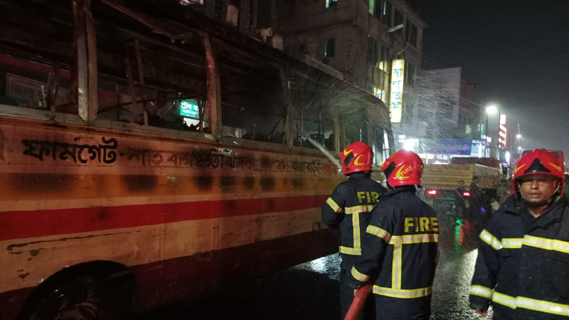 রাজধানীতে ৪ বাসে আগুন দিল দুর্বৃত্তরা রাজধানীতে ৪ বাসে আগুন দিল দুর্বৃত্তরা