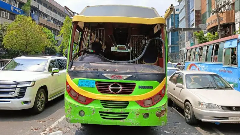 সায়েন্সল্যাবে ভাড়া নিয়ে দ্বন্দ্বের জেরে বাস ভাঙচুর সায়েন্সল্যাবে ভাড়া নিয়ে দ্বন্দ্বের জেরে বাস ভাঙচুর