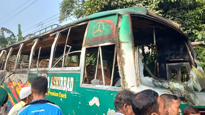 চাঁদপুরে বাসে আগুন, ঘুমন্ত হেলপার দগ্ধ চাঁদপুরে বাসে আগুন, ঘুমন্ত হেলপার দগ্ধ