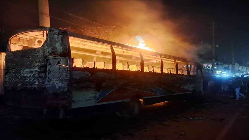 মহাসড়কের পাশে দাঁড়িয়ে থাকা বাসে আগুন মহাসড়কের পাশে দাঁড়িয়ে থাকা বাসে আগুন