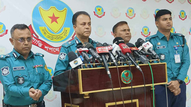 কাচ্চি ভাইয়ের ম্যানেজার-সহ আটক ৩ কাচ্চি ভাইয়ের ম্যানেজার-সহ আটক ৩