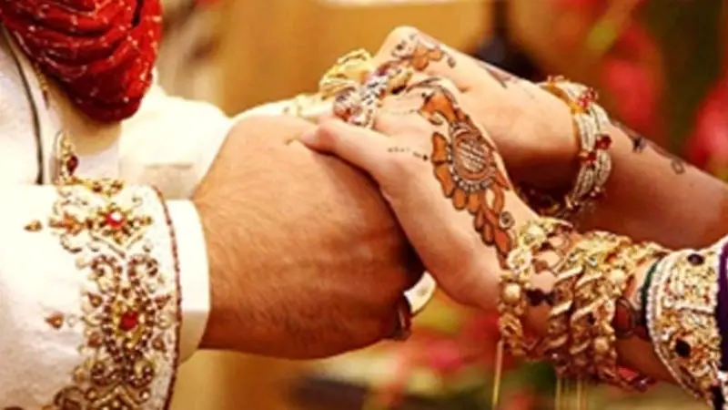 উপহার না পেয়ে ঘুমন্ত স্বামীকে ছুরিকাঘাত