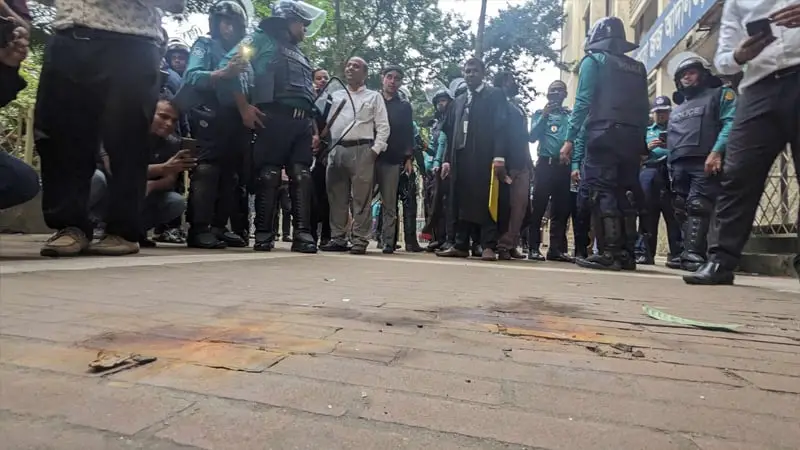 মহানগর দায়রা জজ আদালতের সামনে ককটেল বিস্ফোরণ মহানগর দায়রা জজ আদালতের সামনে ককটেল বিস্ফোরণ