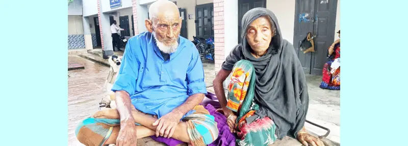 জমি লিখে নিয়ে বৃদ্ধ বাবা-মাকে বাড়িছাড়া জমি লিখে নিয়ে বৃদ্ধ বাবা-মাকে বাড়িছাড়া