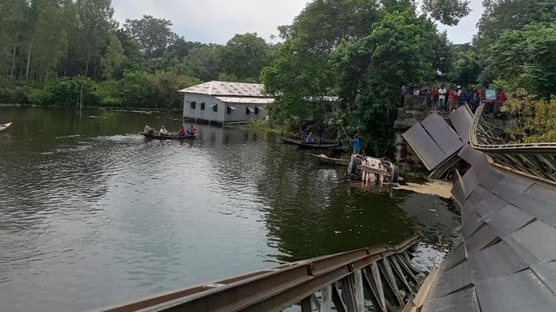বেইলি ব্রিজ ভেঙে পানিতে ট্রাক, যান চলাচল বন্ধ বেইলি ব্রিজ ভেঙে পানিতে ট্রাক, যান চলাচল বন্ধ