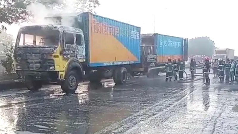 গাজীপুরে দুই কাভার্ডভ্যানে আগুন গাজীপুরে দুই কাভার্ডভ্যানে আগুন