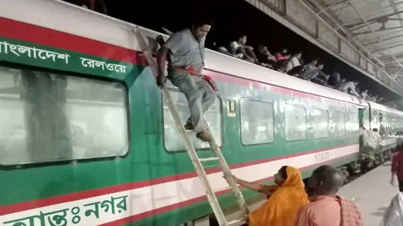 মহাসড়কের পর এবার ট্রেনে মই ব্যবসা মহাসড়কের পর এবার ট্রেনে মই ব্যবসা