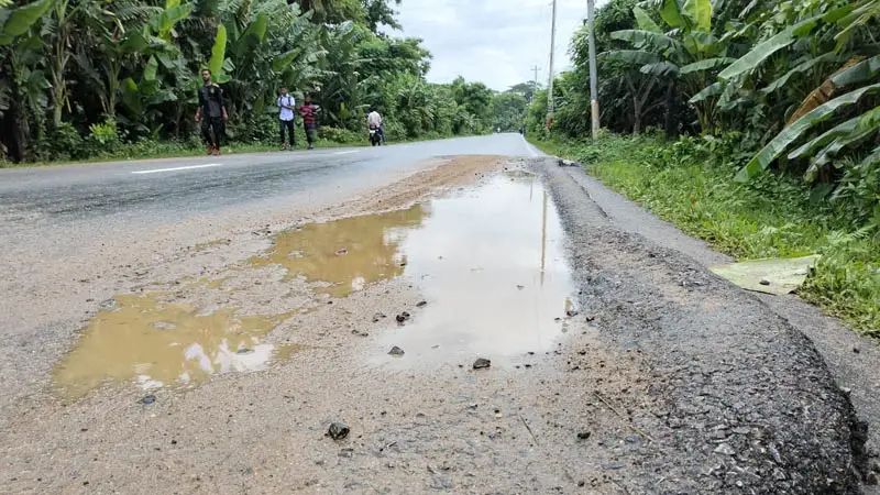 মহাসড়কে গর্ত আর গর্ত, লেগেই থাকে যানজট