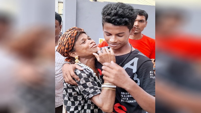 স্বামীর অত্যাচারে ঘর ছাড়া, ভিডিও দেখে মাকে ফেরালেন ছেলে স্বামীর অত্যাচারে ঘর ছাড়া, ভিডিও দেখে মাকে ফেরালেন ছেলে