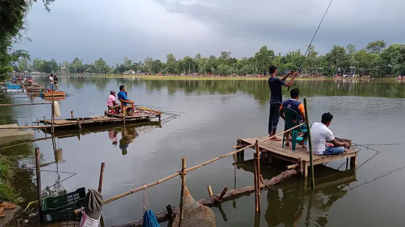 সুতানাল দীঘিতে মাছ শিকার উৎসব, ১৩ লাখ ৪০ হাজার টাকার টিকিট বিক্রি সুতানাল দীঘিতে মাছ শিকার উৎসব, ১৩ লাখ ৪০ হাজার টাকার টিকিট বিক্রি