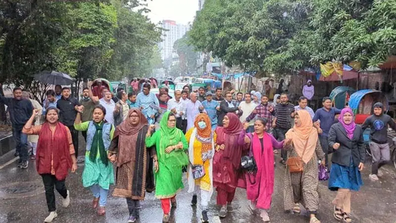 বৃষ্টি ভেজা সকালে রিজভীর নেতৃত্বে মিছিল বৃষ্টি ভেজা সকালে রিজভীর নেতৃত্বে মিছিল