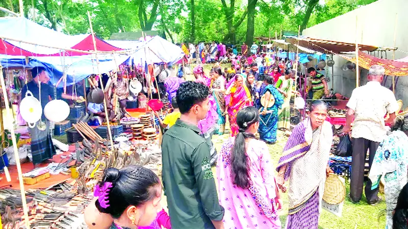 দর্শনার্থীদের সমাগমে মুখর ইছামতি মেলা দর্শনার্থীদের সমাগমে মুখর ইছামতি মেলা