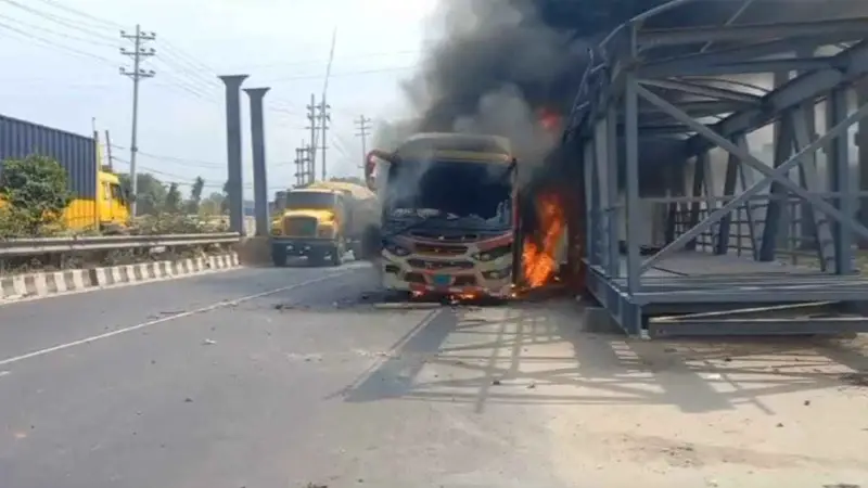 উত্তাল গাজীপুর, দুই বাসে আগুন উত্তাল গাজীপুর, দুই বাসে আগুন