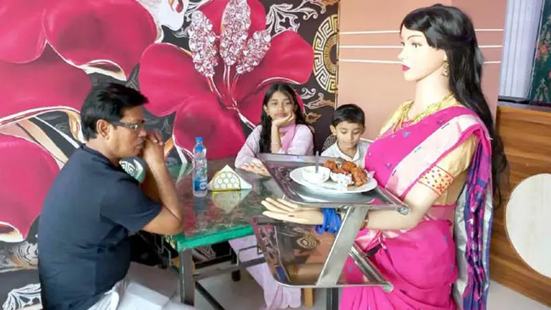 এবার বাংলাদেশেও রেস্টুরেন্টে খাবার সরবরাহ করছে রোবট এবার বাংলাদেশেও রেস্টুরেন্টে খাবার সরবরাহ করছে রোবট