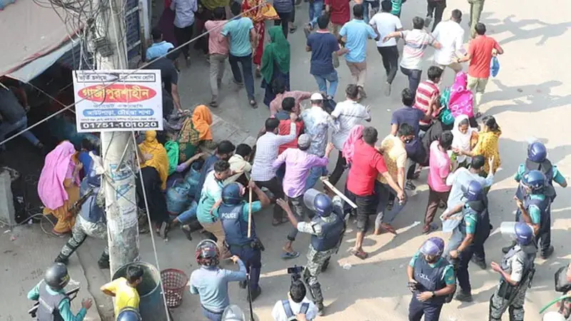 গাজীপুরে পুলিশ-শ্রমিক সংঘর্ষ, থমথমে অবস্থা গাজীপুরে পুলিশ-শ্রমিক সংঘর্ষ, থমথমে অবস্থা