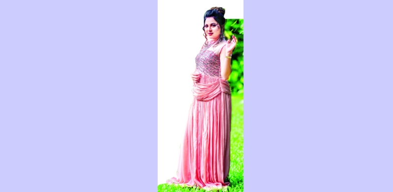 স্টেজ শোতে ব্যস্ত লিজা স্টেজ শোতে ব্যস্ত লিজা