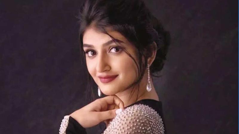 ‘ঠোঁটে যদি চুমু খেতেই হয় তবে স্বামীর ঠোঁটে খাব’ ‘ঠোঁটে যদি চুমু খেতেই হয় তবে স্বামীর ঠোঁটে খাব’