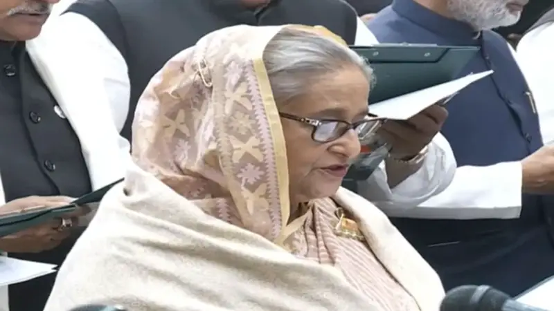 শপথ নিলেন নতুন সংসদ সদস্যরা শপথ নিলেন নতুন সংসদ সদস্যরা