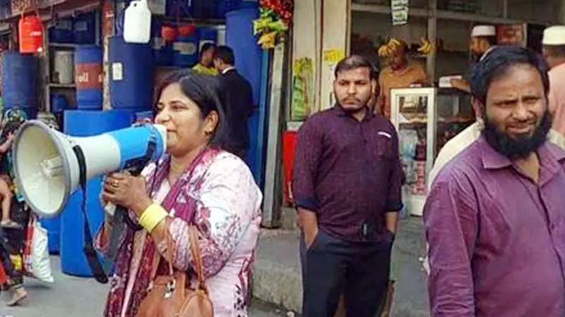 মাইকিং করে স্বামী হত্যার বিচার চাচ্ছেন স্ত্রী মাইকিং করে স্বামী হত্যার বিচার চাচ্ছেন স্ত্রী