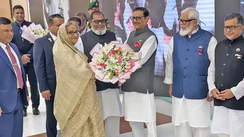 ১৬ দিনের সফর শেষে দেশে ফিরলেন প্রধানমন্ত্রী ১৬ দিনের সফর শেষে দেশে ফিরলেন প্রধানমন্ত্রী