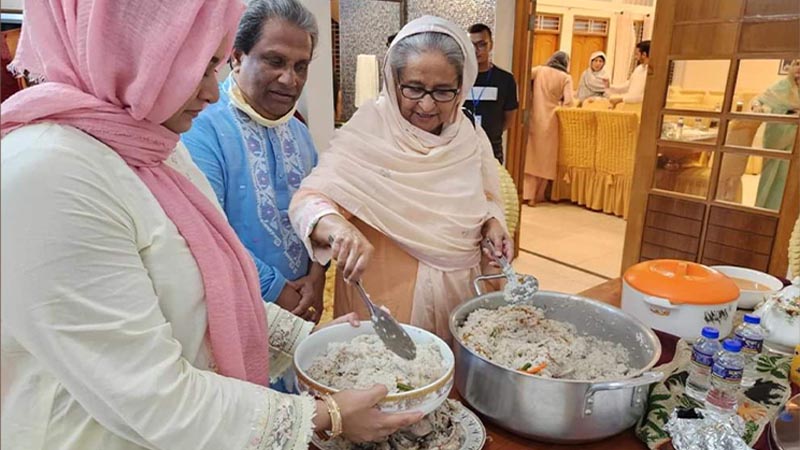 নিজ হাতে ইলিশ-পোলাও রান্না করে খাওয়ালেন প্রধানমন্ত্রী