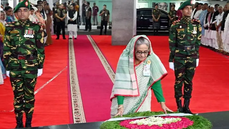 আওয়ামী লীগের প্রতিষ্ঠাবার্ষিকীতে বঙ্গবন্ধুর প্রতিকৃতিতে শ্রদ্ধা প্রধানমন্ত্রীর আওয়ামী লীগের প্রতিষ্ঠাবার্ষিকীতে বঙ্গবন্ধুর প্রতিকৃতিতে শ্রদ্ধা প্রধানমন্ত্রীর