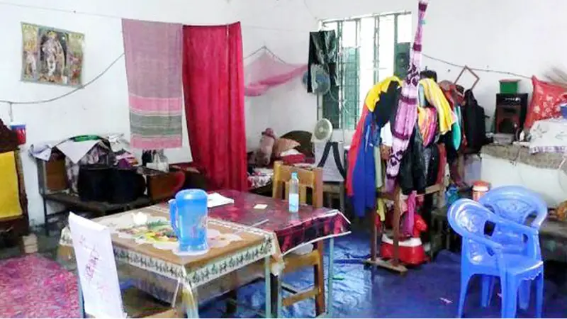 শ্রেণিকক্ষ দখল করে পরিবার নিয়ে শিক্ষকের বসবাস শ্রেণিকক্ষ দখল করে পরিবার নিয়ে শিক্ষকের বসবাস