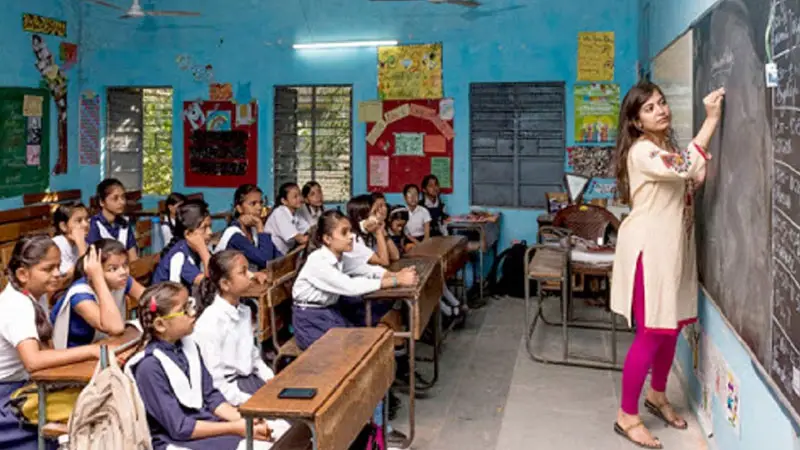 শিক্ষাপ্রতিষ্ঠানে শিক্ষকদের জিন্স ও টি-শার্ট পরা নিষিদ্ধ ঘোষণা শিক্ষাপ্রতিষ্ঠানে শিক্ষকদের জিন্স ও টি-শার্ট পরা নিষিদ্ধ ঘোষণা