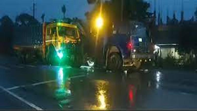 নরসিংদীতে ট্রাক-মাইক্রোবাস মুখোমুখি সংঘর্ষ, নিহত ৭ নরসিংদীতে ট্রাক-মাইক্রোবাস মুখোমুখি সংঘর্ষ, নিহত ৭