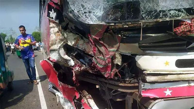 বাস-অ্যাম্বুলেন্স-অটোরিকশা সংঘর্ষ বাস-অ্যাম্বুলেন্স-অটোরিকশা সংঘর্ষ