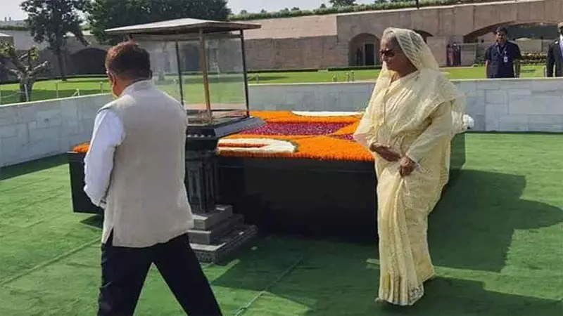 মহাত্মা গান্ধীর সমাধিতে শ্রদ্ধা জানালেন শেখ হাসিনা মহাত্মা গান্ধীর সমাধিতে শ্রদ্ধা জানালেন শেখ হাসিনা