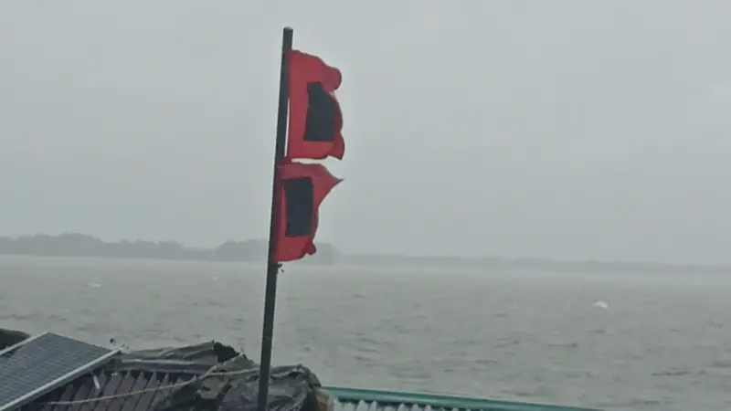 বঙ্গোপসাগর উত্তাল: দুশ্চিন্তায় ১০ হাজার জেলে বঙ্গোপসাগর উত্তাল: দুশ্চিন্তায় ১০ হাজার জেলে