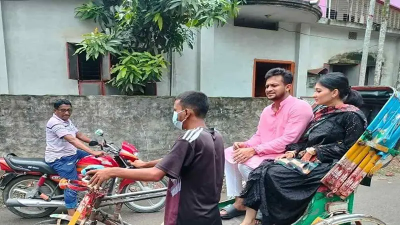 রিকশায় চড়ে ঈদের দাওয়াতে সাকিব-শিশির রিকশায় চড়ে ঈদের দাওয়াতে সাকিব-শিশির