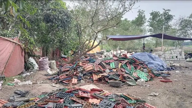 ফসলি জমিতে সিসা কারখানা, হুমকির মুখে জীব-বৈচিত্র্য ফসলি জমিতে সিসা কারখানা, হুমকির মুখে জীব-বৈচিত্র্য