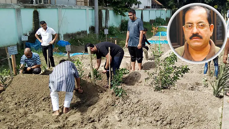 স্ত্রীর কবরের পাশে পরিচালক সোহানুর রহমান শায়িত স্ত্রীর কবরের পাশে পরিচালক সোহানুর রহমান শায়িত