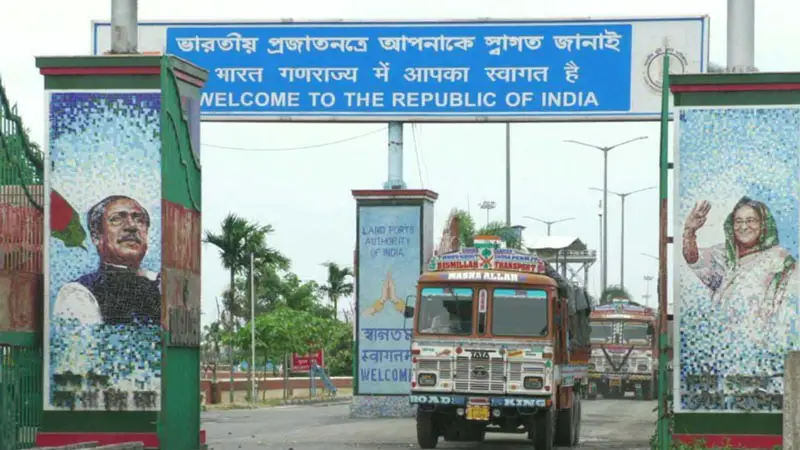 ভারত থেকে এলো ৫৩ হাজার ২৫০ ব্যাগ স্যালাইন ভারত থেকে এলো ৫৩ হাজার ২৫০ ব্যাগ স্যালাইন