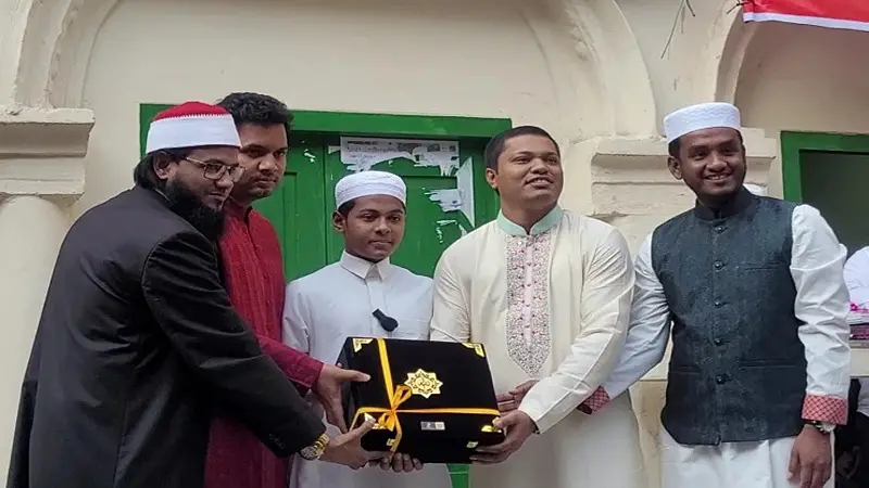 বিশ্বজয়ী হাফেজ বশিরকে সংবর্ধনা দিলো ছাত্রলীগ বিশ্বজয়ী হাফেজ বশিরকে সংবর্ধনা দিলো ছাত্রলীগ