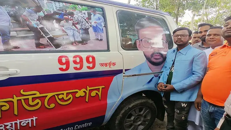 উপহারের গাড়িকে অ্যাম্বুলেন্স বানিয়ে উদ্বোধন করলেন হিরো আলম উপহারের গাড়িকে অ্যাম্বুলেন্স বানিয়ে উদ্বোধন করলেন হিরো আলম