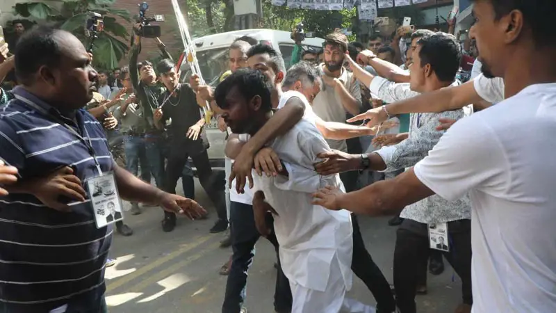 ভোটকেন্দ্রে হিরো আলমের উপর দুর্বৃত্তদের হামলা ভোটকেন্দ্রে হিরো আলমের উপর দুর্বৃত্তদের হামলা
